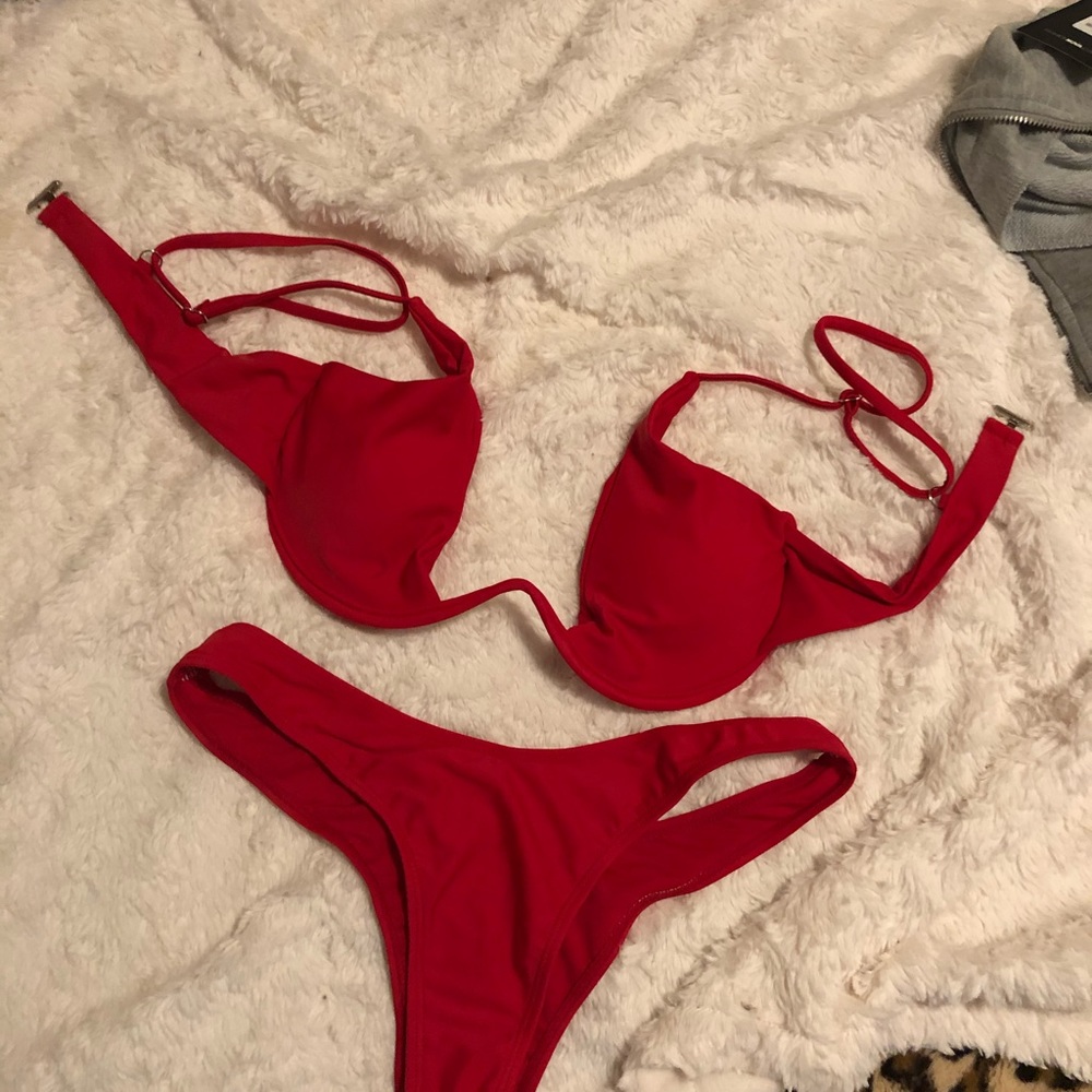 Red bikini - Picture 3 of 3